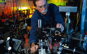 Le prix Nobel de physique pour Serge Haroche et David Wineland