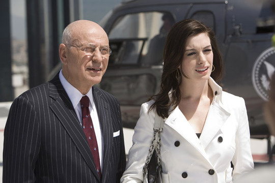 Le Chef (Alan Arkin) et 99 (Anne Hathaway)