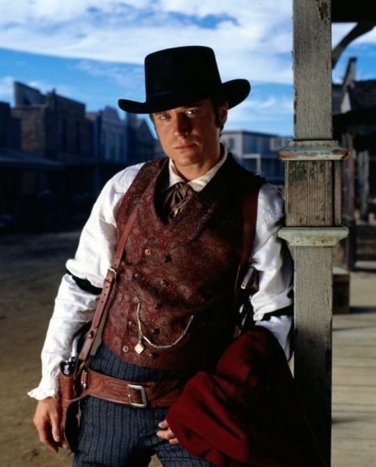 Ezra Standish (Anthony Starke)
