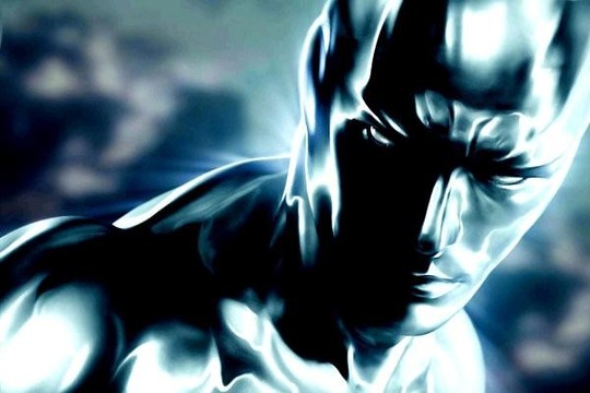 Le Surfer d'Argent (Doug Jones avec la voix de Laurence Fishburne)