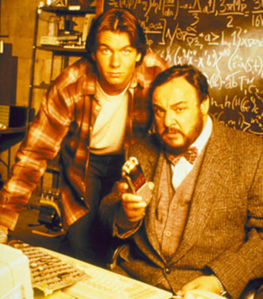 Quinn (Jerry O'Connell) et le professeur Arturo (John Rhys-Davies)