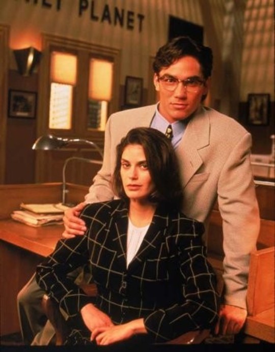 Lois Lane (Teri Hatcher) et Clark Kent (Dean Cain)