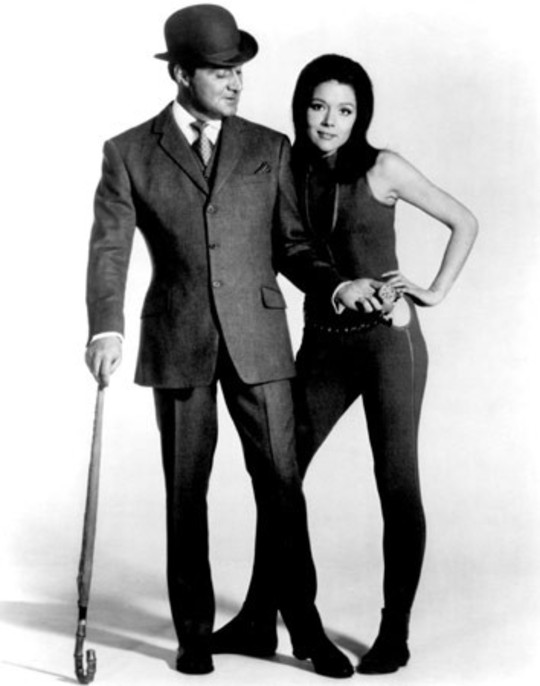 John Steed (Patrick Macnee) et Emma Peel (Diana Rigg)