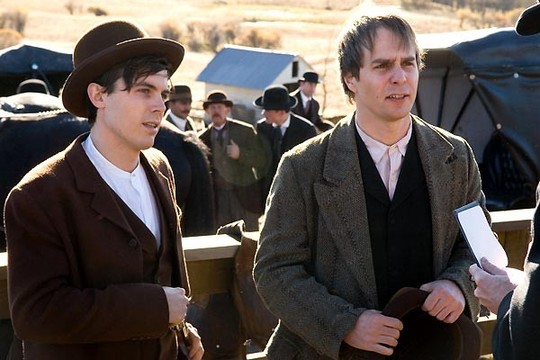 Le lâche Robert Ford (Casey Affleck) avec le lâche Sam Rockwell