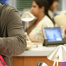 Tony Gates (John Stamos) et Sam Taggart (Linda Cardellini)