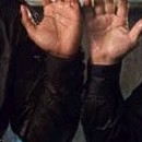 ... alors on lève les mains