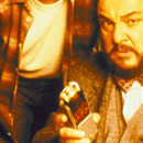 Quinn (Jerry O'Connell) et le professeur Arturo (John Rhys-Davies)