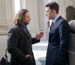 Jeux de pouvoir : Russell Crowe explique à Ben Affleck que les cheveux longs reviennent à la mode