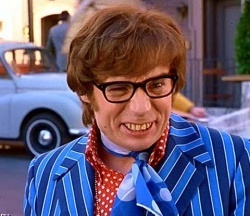Avec des cheveux, des lunettes et des dents pour interpréter Austin Powers