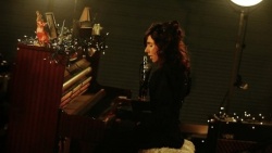 PJ Harvey au piano
