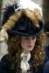 Une actrice s'est habilement dissimulée sous ce chapeau...