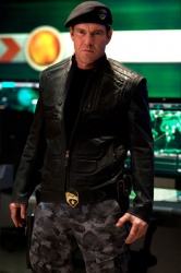 Lt. Hawk (Dennis Quaid)