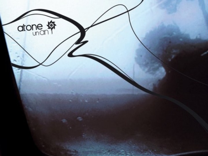 Atone - Un an