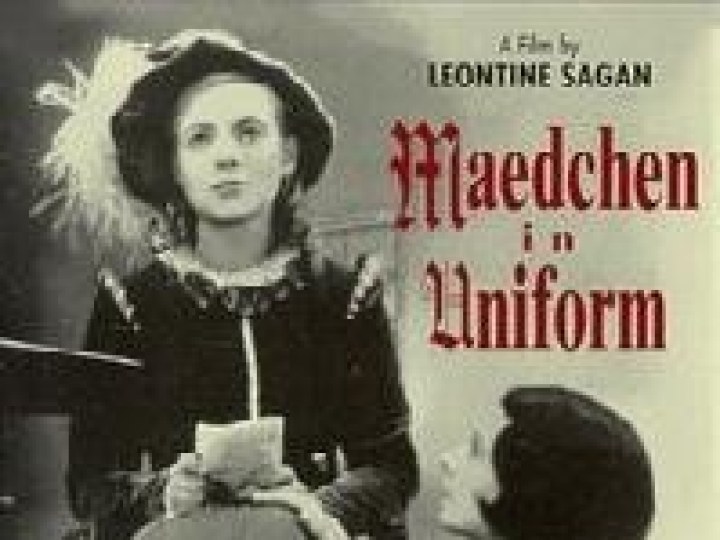 Jeunes filles en uniforme